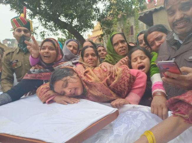 शहीद पिता के पार्थिव शरीर को देख बेटे ने कहा - पापा अमर रहें..