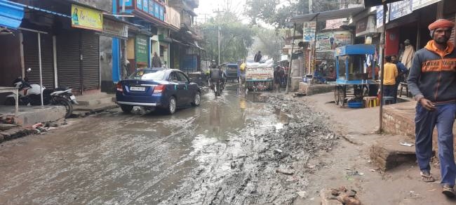 खुसरुपुर में सड़क पर जलजमाव व कीचड़ से राहगीर परेशान