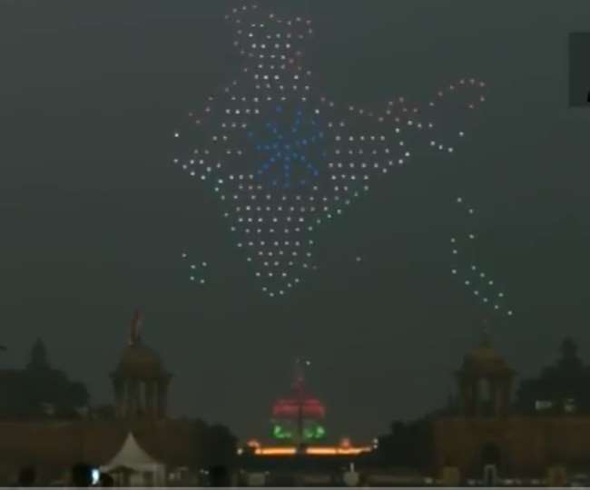 Video: रंग-बिरंगी रोशनी में डूबे नार्थ और साउथ ब्लाक, राष्ट्रपति भवन के बाहर ड्रोन फोर्मेशन से बनी अनूठी आकृतियां