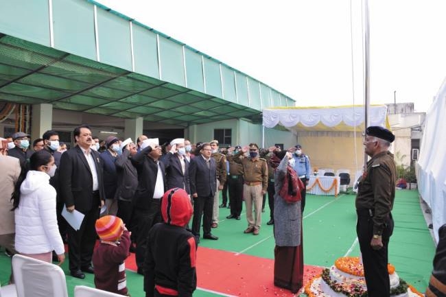 ध्वज फहराकर कलेक्ट्रेट व प्राधिकरणों में ली संविधान की शपथ