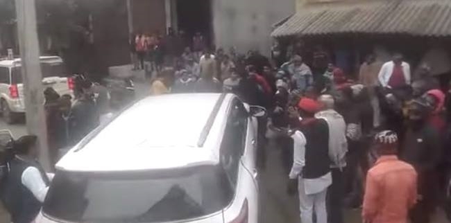 सपा प्रत्याशी का बिसाहड़ा गांव में भारी विरोध, जान बचाकर भागे, वीडियो वायरल