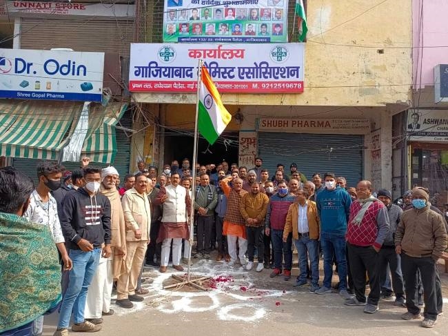 देशभक्ति के रंग में सराबोर हुआ शहर, शान से लहराया तिरंगा