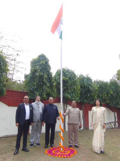 शहर में जगह-जगह शान से किया गया झंडोत्तोलन