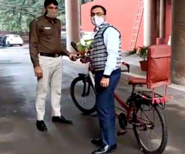 ये हैं चंडीगढ़ नगर निगम के एडिशनल कमिश्नर रुपेश कुमार, जो सरकारी गाड़ी छोड़ रोजाना साइकिल से जाते हैं ऑफिस