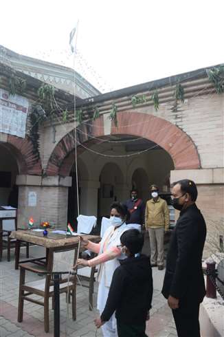 गणतंत्र दिवस 2022 : 50 हजार लोगों को टीका लगा चुकी एएनएम रानी कुंवर ने कमिश्नरी में फहराया तिरंगा
