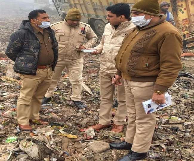औरैया : सड़क किनारे कूड़े में मिला युवक का शव, चेहरे पर चोट के निशान, पुलिस बता रही हादसा