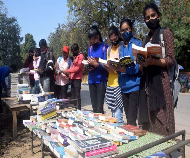 युवा पीढ़ी का धर्म और अध्यात्म की ओर बढ़ रहा रुझान, धार्मिक पुस्तकों के प्रति भी है आकर्षण