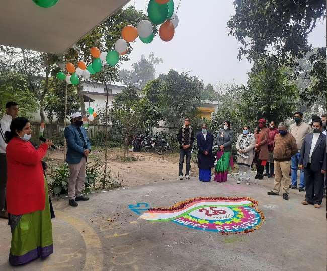 बरेली के बेसिक शिक्षाधिकारी कार्यालय में हुआ ध्वजारोहण, बीएसए बोले- गणतंत्र को बनाएं रखें मजबूत