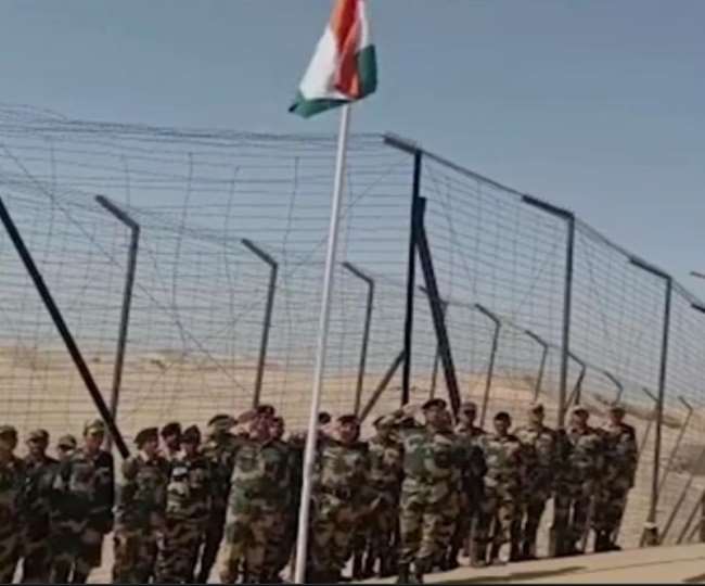 Republic Day: सरहद पर तारबंदी के पास बीएसएफ ने फहराया तिरंगा, पाकिस्तान रेंजर्स का मुंह मीठा करवाया