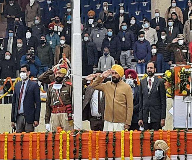 पंजाब में गणतंत्र दिवस की धूम, जालंधर में मुख्यमंत्री चरणजीत सिंह चन्नी ने फहराया तिरंगा