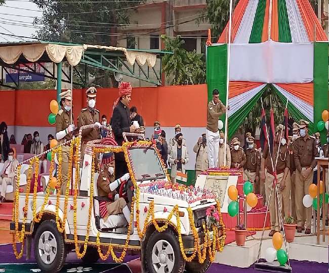पीलीभीत में धूमधाम से मनाया गया गणतंत्र दिवस, जिलाधिकारी ने ध्वजारोहण कर ली परेड की सलामी