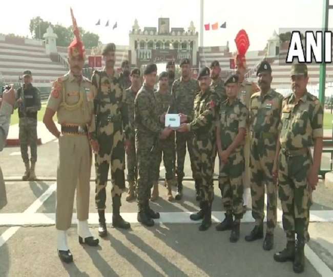 गणतंत्र दिवस पर बीएसएफ और पाक रेंजर्स ने किया मिठाइयों का आदान-प्रदान, जानें कब से निभाई जा रहीं ये रस्में