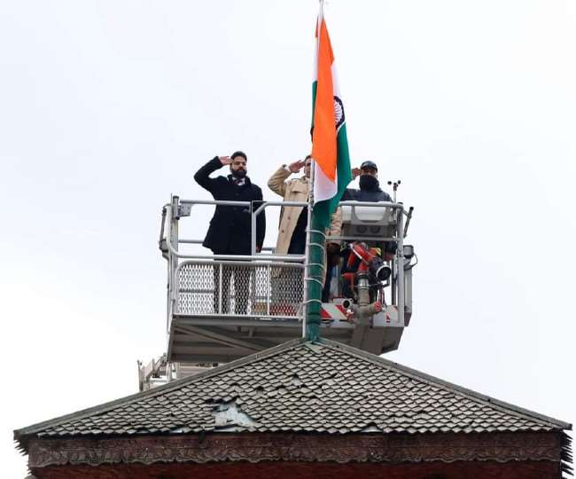 कश्मीर के घंटाघर चौक में 30 वर्ष बाद शान से लहराया तिरंगा, छात्रों ने देश भक्ति की धुनों पर दी रंगारंग प्रस्तुतियां