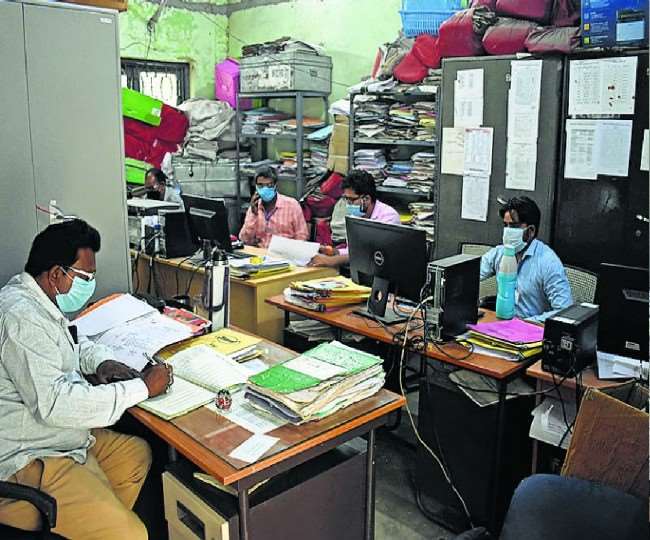 यूपी के सरकारी आफिस में नई कोरोना गाइडलाइन : दिव्यांग व गर्भवती छोड़ 50 फीसद कर्मचारियों को आना होगा दफ्तर