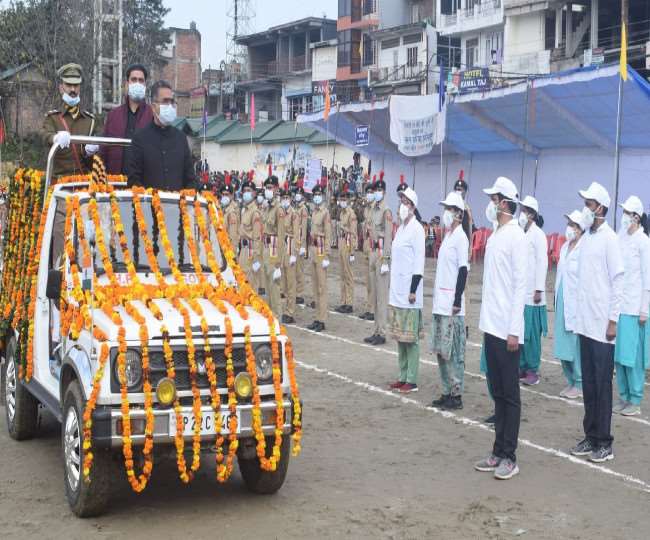 गणतंत्र दिवस पर उद्योग मंत्री ने हमीरपुर मेडिकल कालेज व दिम्मी अस्पताल के अधिकारी किए सम्मानित