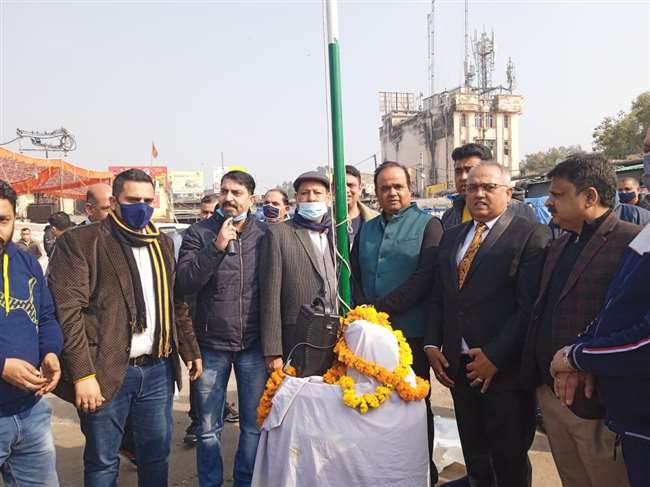 जम्मू : गणतंत्र दिवस पर शहर के हर चौक-चौराहे पर शान से लहराया तिरंगा