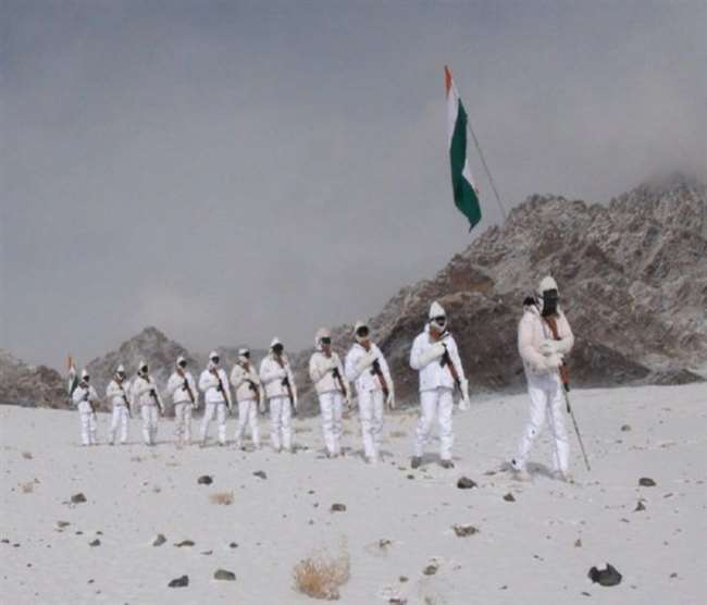 लद्दाख : -35 डिग्री तापमान में आइटीबीपी के हिमवीरों ने 15000 फीट पर गर्मजोशी से फहराया तिरंगा
