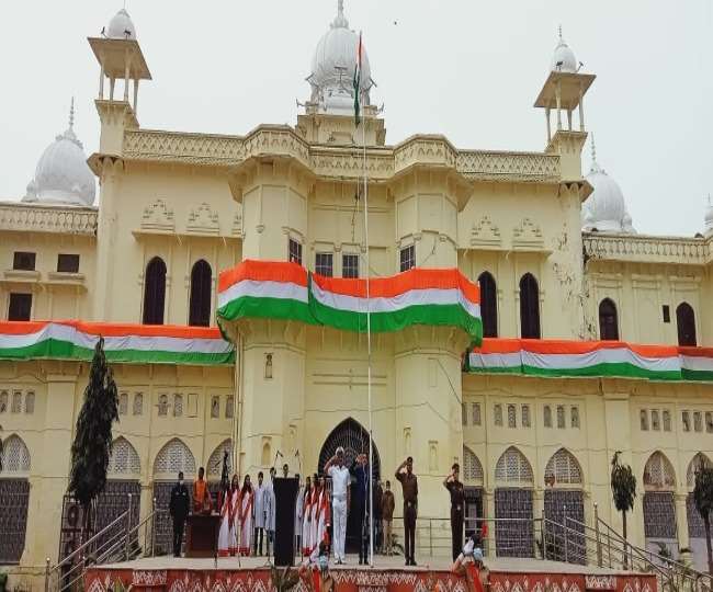 Republic day 2022: लखनऊ विश्वविद्यालय के कुलपति का विद्यार्थियों को सीख, संविधान में शामिल जीवन मूल्यों का करें पालन