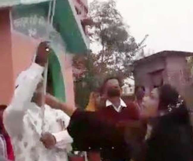 गणतंत्र दिवस 2022: 'झंडा तो हम ही फहराएंगे' कहते हुए तगड़े से उलझ पड़े सर और मैडम, मधेपुरा से वायरल हुआ वीडियो