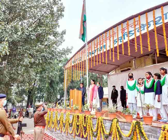 गणतंत्र दिवस 2022: तीर्थनगरी ऋषिकेश में आन, बान और शान के साथ लहराया तिरंगा