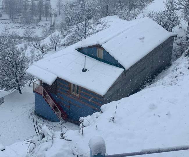 हिमाचल प्रदेश में जनवरी में अब तक 12 बार हुआ हिमपात, यहां पड़ी सबसे ज्यादा 49.2 फीट बर्फ गिरी