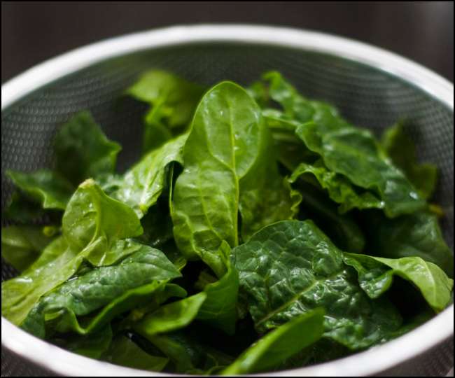 Spinach Side Effects: पालक का ज़रूरत से ज़्यादा सेवन पहुंचा सकता है ऐसे नुकसान!