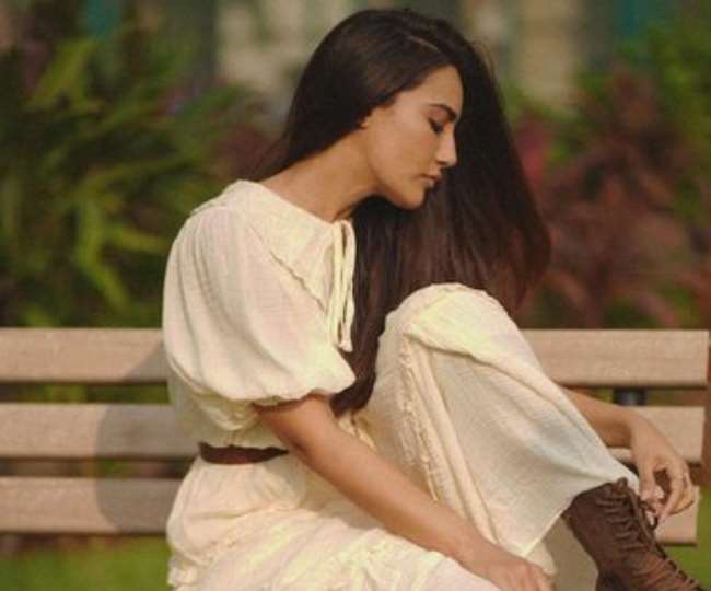 'नागिन' फेस इस एक्ट्रेस ने कोट के बटन खोल जालीदार वनपीस ड्रेस में कराया बेहद बोल्ड फोटोशूट, यूजर ने कहा, 'इंस्टा पर आग लगा दी..'