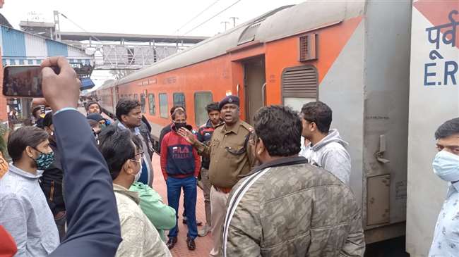 आरआरबी, एनटीपीसी अभ्यर्थियों का झारखंड में बवाल, यूपी-बिहार जाने वाली कई ट्रेनें झारखंड में फंसी
