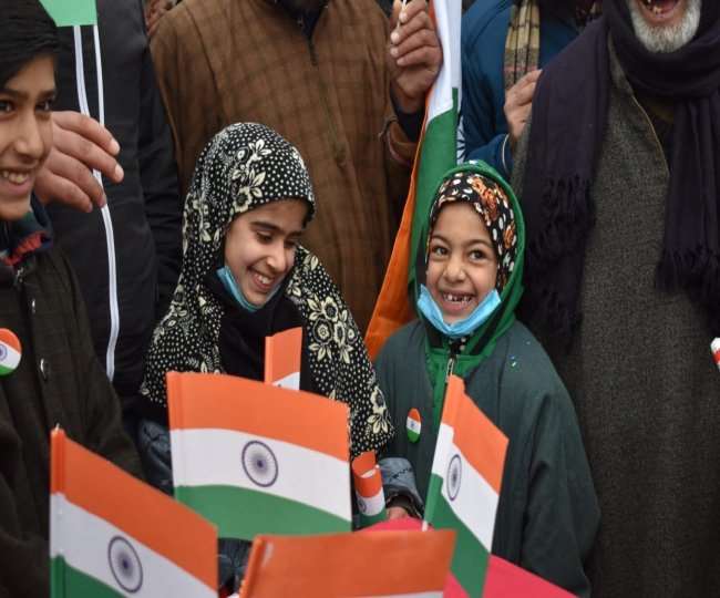 गणतंत्र दिवस पर इस बार कश्मीर में बढ़ी तिरंगे की मांग, हालात शांत व नियंत्रण में