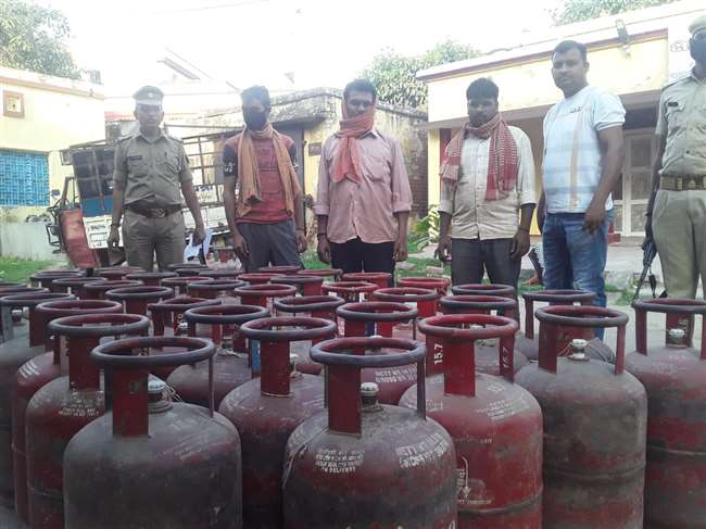 गैस सिलेंडर व आवश्यक वस्तु अधिक मूल्य पर बेचने पर तीन लोगों के खिलाफ मुकदमा