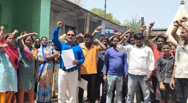 रेलवे आवास खाली कराने के विरोध में प्रदर्शन