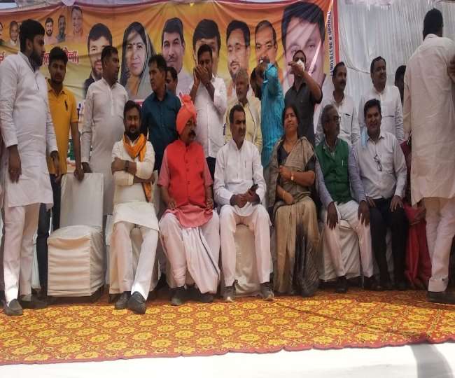 भाकियू ने केंद्रीय राज्यमंत्री बालियान के काफिले को दिखाए काले झंडे, केंद्र सरकार के खिलाफ की नारेबाजी
