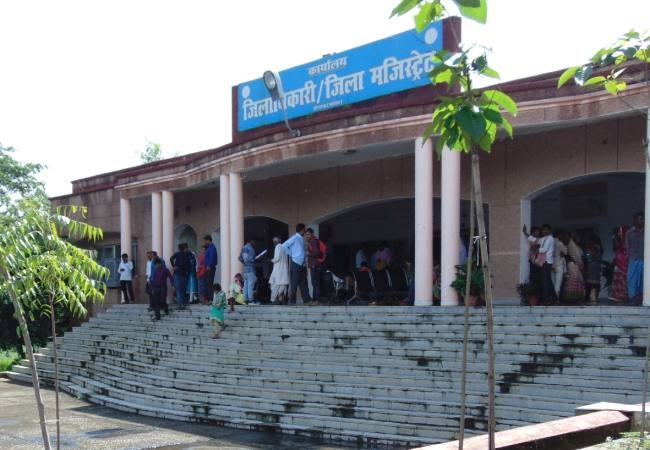 डीएम का फर्जी हस्ताक्षर बनाने वाले बाबू पर एफआइआर