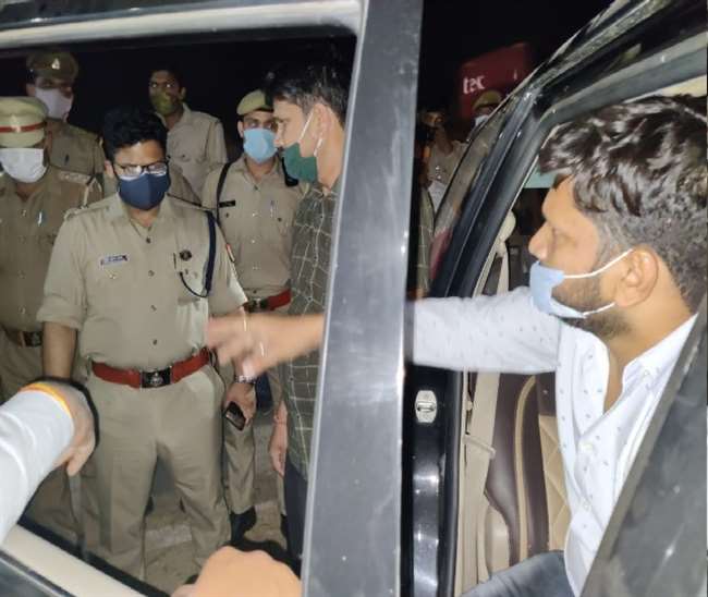 मुरादाबाद में चुनावी रंजिश में सपा जिलाध्यक्ष के भतीजे पर हमला, हाईवे पर पलटी कार, लगा रहा जाम