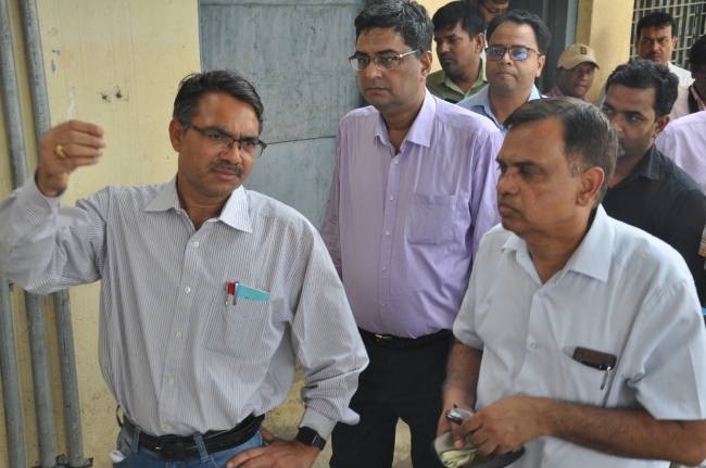 रेलवे की टीम ने परखी संरक्षा व जाना सुरक्षा के हाल