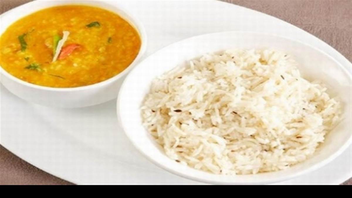 Indian Railway Food: रेलवे ने ट्रेन से सफर करने वाले यात्रियों के लिए लिया बड़ा फैसला, आएगी घर वाली फीलिंग