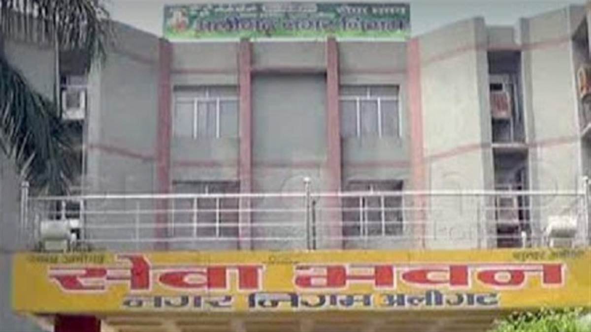 कोई अफसर हाथ में मोबाइल लिए और कान में ईयर फोन लगाए दिखे तो समझो वो मार्निंग वाक पर नहीं बल्कि ड्यूटी पर हैं