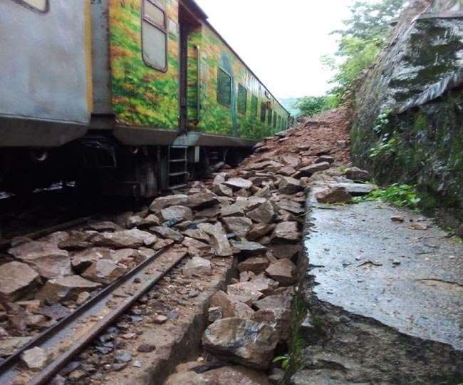 पहाड़ में विस्फोट से New Delhi-Ranchi Rajdhani Express हुई थी दुर्घटनाग्रस्त, रेलवे ने एनएचएआइ को किया सचेत