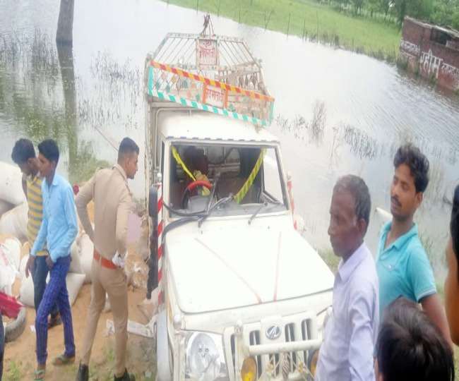 सीतापुर में खीरी-बहराइच मार्ग पर खड्ड में पलटी पिकअप, एक की मौत; चार घायल