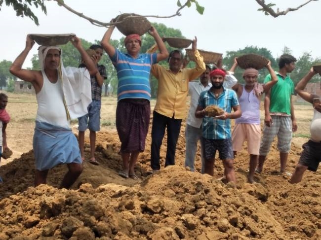 सिस्टम से निराश ग्रामीण खुद भूमिदान कर बनाने लगे सड़क
