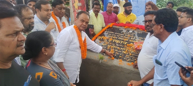 विधायक ने मिहिजाम में किया सड़क निर्माण कार्य का शिलान्यास