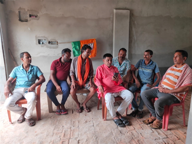 भाजपाइयों ने कुंडहित व बाबूपुर में सुनी पीएम के मन की बात