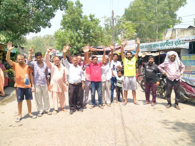 चंबा वाया दुनेरा रूट पर बस सेवा बंद, लोगों ने किया रोष प्रदर्शन