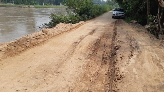 भीमपुर से सरना लिक मार्ग की हालत दयनीय को लेकर क्षेत्रवासियों में रोष
