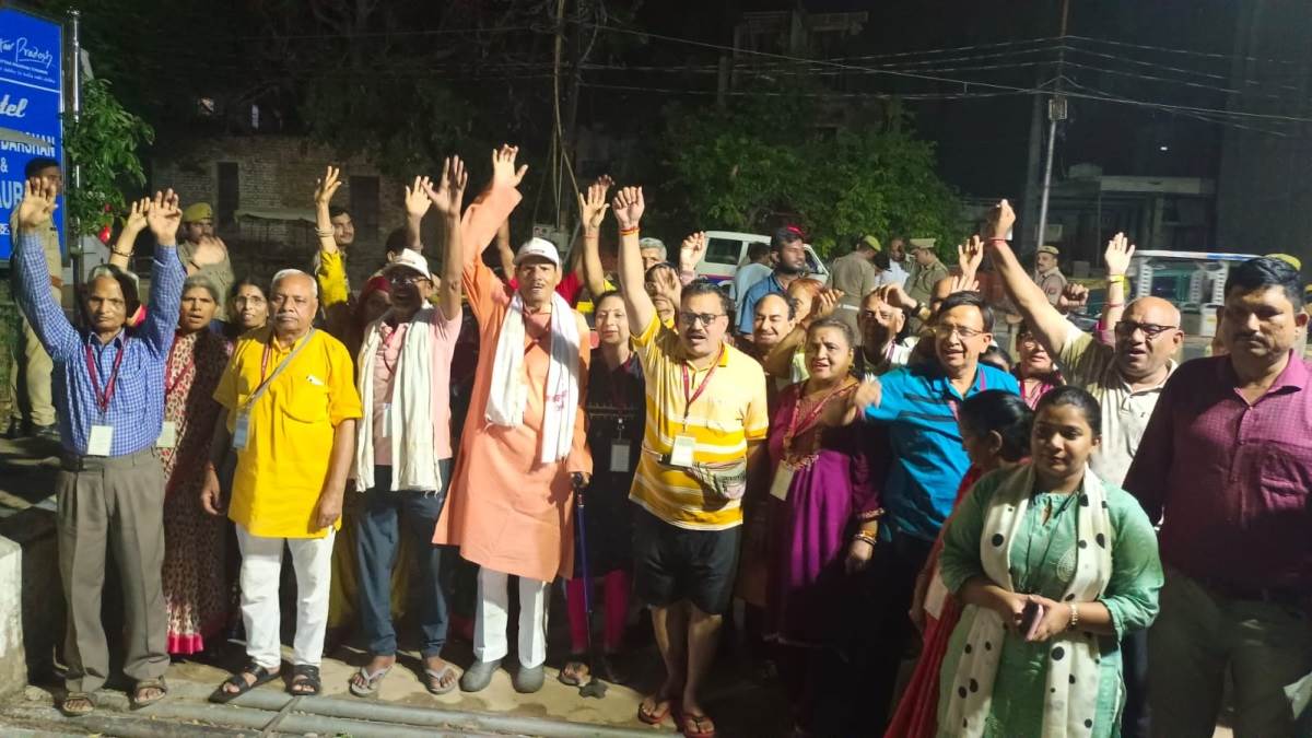 भारत गौरव पर्यटक ट्रेन से प्रयागराज आए 500 राम भक्त, यमुना तट की छटा देखकर बोले- जय श्री राम