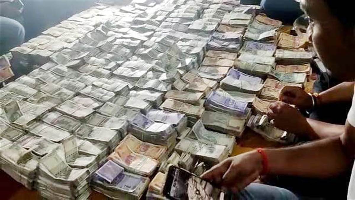 बिहार में अधिकारी के आवास पर मिले नोट गिनते-गिनते हो गई रात, बच्चे ने खोल दी काली कमाई की पोल