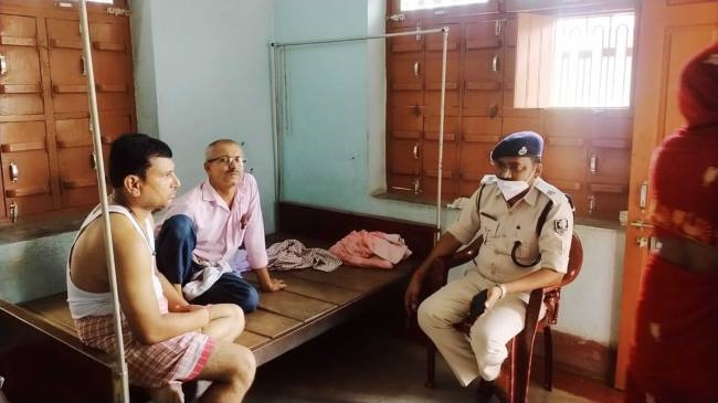 सिर में खंती घोंपकर पति ने की पत्नी की हत्या