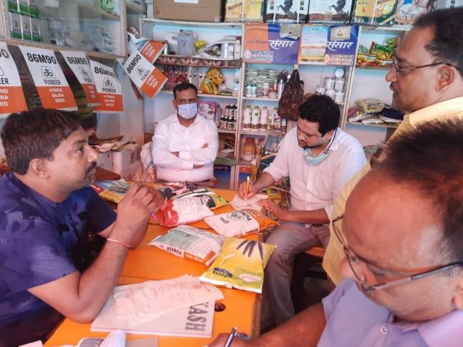 कृषि विभाग की टीम ने की दुकानों पर छापेमारी