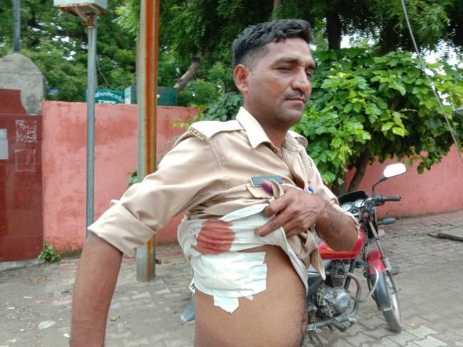 सड़क पर उत्पात मचाया, थाने से भागने का प्रयास