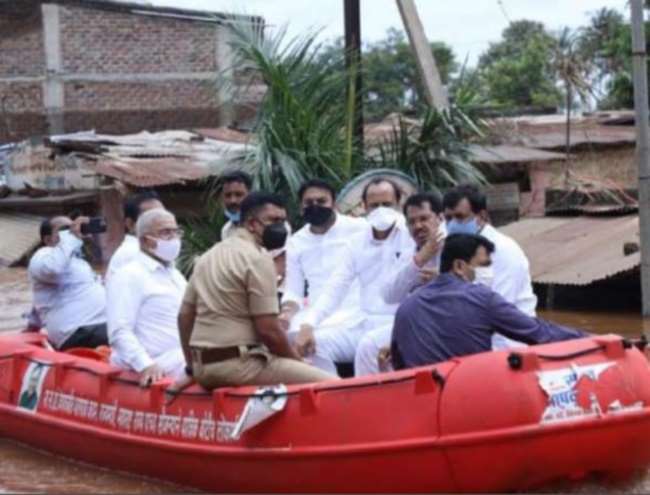Maharashtra Flood: उपमुख्यमंत्री अजीत पवार ने सांगली में बाढ़ प्रभावित इलाकों का किया दौरा; बचाव दल की नौका में सवार हो जाना पीड़ितों का हाल
